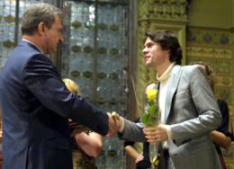 Народный депутат Украины Сергей Гриневецкий вручает I Премию и золотую медаль Кристоферу Фальцоне (США)